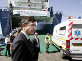 Philippe Douste-Blazy , &agrave; Marseille, devant le navire Cap Camarat qui doit amener  l'aide humanitaire au Liban.
