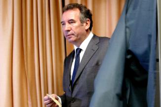 François Bayrou à la sortie de l'isoloir le 17 juin 2007