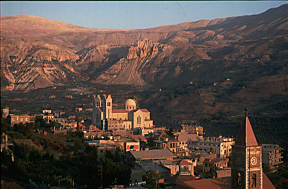 Vue de Bcharré et de la montagne libanaise au lever du soleil