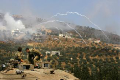 Des soldats israéliens observent le tir de missiles sur le village de Kila, au Liban sud, le 31 juillet./Photo AP
