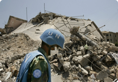 Des Casques bleus indiens enmènent à l'hôpital le corps d'un observateur de l'ONU tué à Khiam lors d'un bombardement israélien. Karamallah Daher/Reuters.