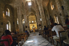 Prières dans l'église de Tyr en Août 2006/ photo-crédit: Asfouri/AFP