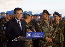 François Fillon au sud-Liban le 21 Novembre 2008 devant le contingent français de la FINUL