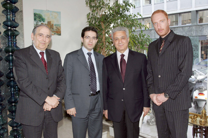 Alexandre Najjar entouré de Mrs Naaman à gauche, l'ambassadeur Boutros Assaker et Mr Serge Akl