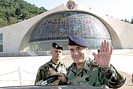 Le g&eacute;n&eacute;ral Sleimane, pr&eacute;sident virtuel, devant le si&egrave;ge du patriarcat maronite de Bkerk&eacute;