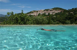 Au chaleureux hôtel Rossi, en Corse du sud,  la piscine semble plonger sur Sartène